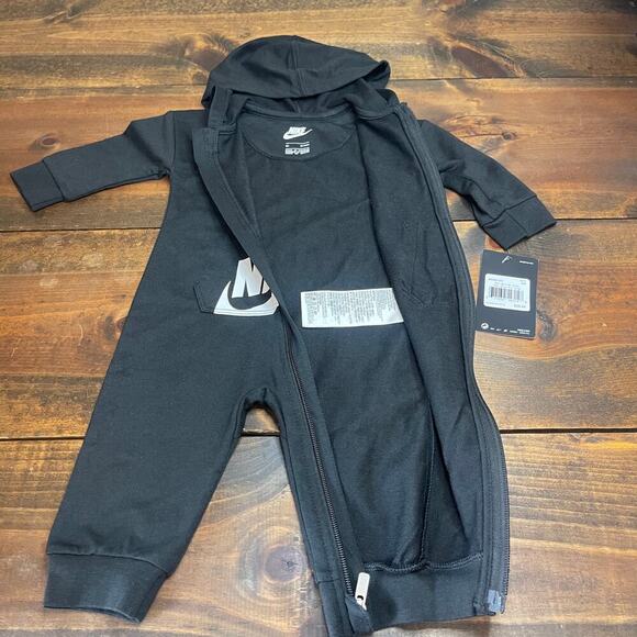 Nike Baby Hooded Coverall Black White Swoosh Logo 1-Piece Baby Size 9M Unisex - Picture 3 of 7